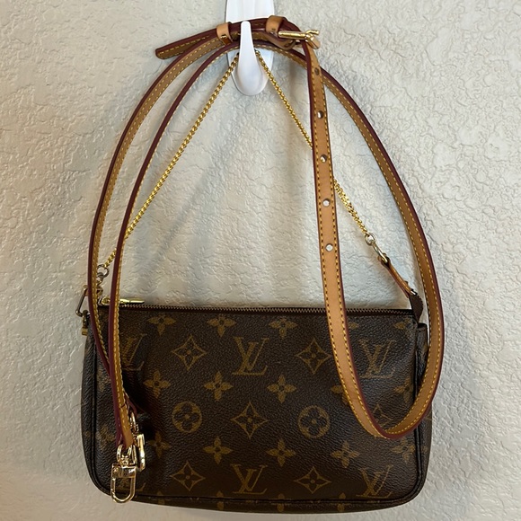 LOUIS VUITTON AUTHENTIC POUCHETTE - Picture 2 of 7